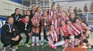 Las chicas de Estudiantes celebran el título. Se tomaron revancha ante Vélez.