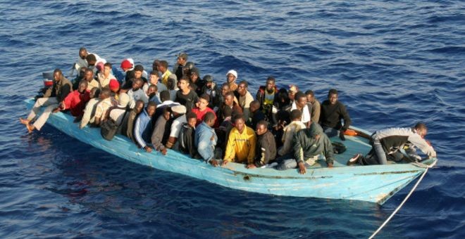 Uno de los tantos barcos, repleto de migrantes, que día tras día llegan a Europa.