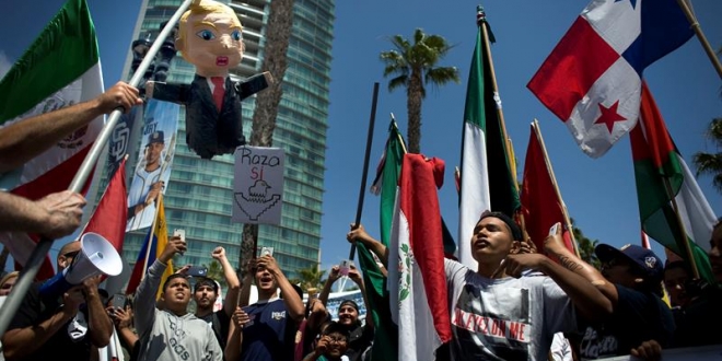 Protesta de la comunidad latina contra Trump en San Diego, California.