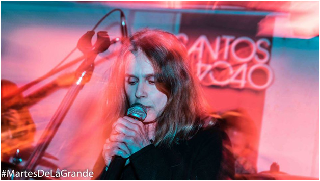 Juana Molina, una de las invitadas más destacadas, canta en el escenario.