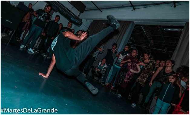 La gente hace rondas y muestran su destreza en el baile. 