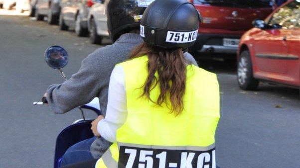 chaleco-reflectivo-y-calcos-casco-con-patente-para-moto-D_NQ_NP_13757-MLA20080822527_042014-F
