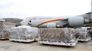 Avión de carga con los suministros para los tratamientos.