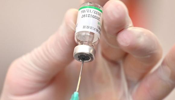 vacuna Aplicación de vacuna por profesionales de la salud.