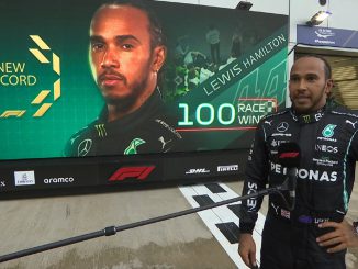 El momento en el que la transmisión oficial presenta el "New Récord 100 Wins" a Lewis Hamilton