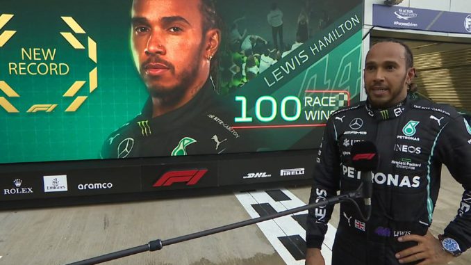 El momento en el que la transmisión oficial presenta el "New Récord 100 Wins" a Lewis Hamilton