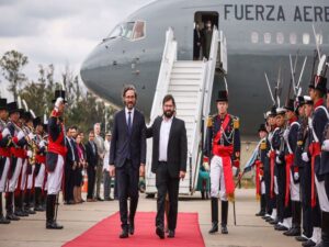 El momento donde es recibido el mandatario de Chile