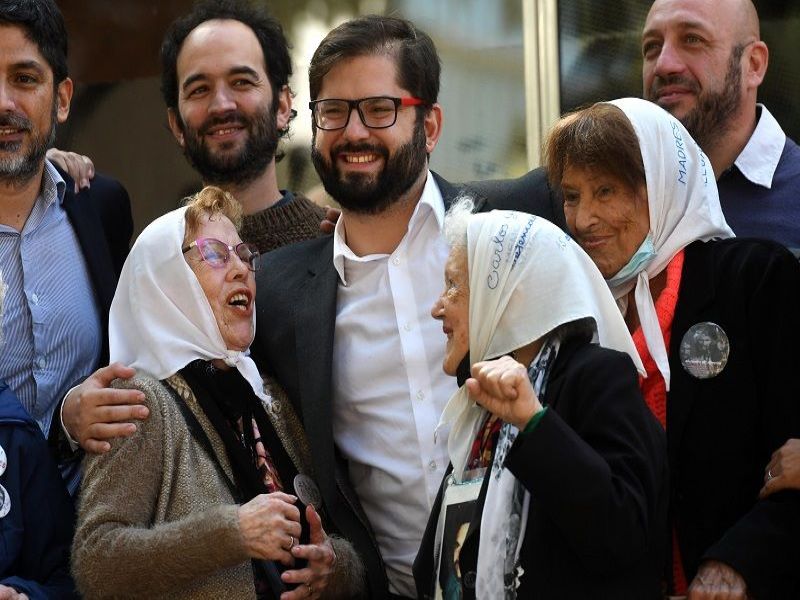 Boric con las Madres de Plaza de Mayo, a la salida del Museo de la Memoria