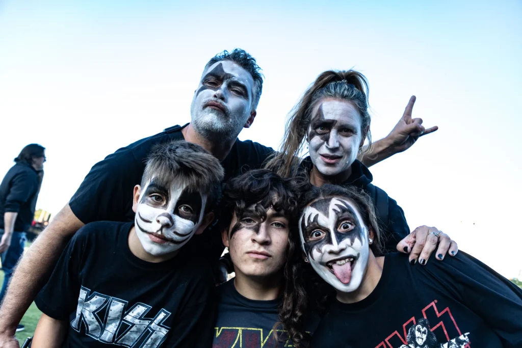 Los fanáticos de Kiss se lookearon para la ocasión