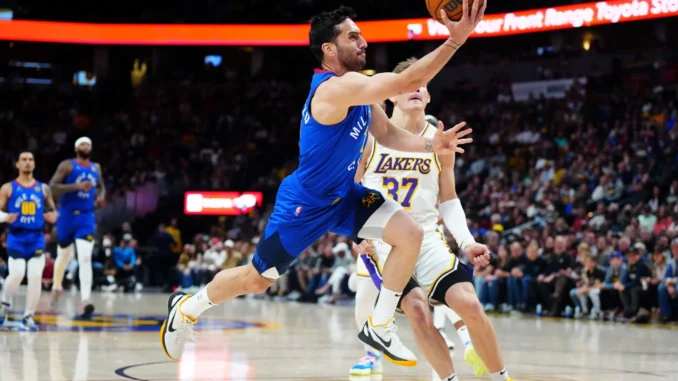 Facundo Campazzo inetntando hacer una canasta