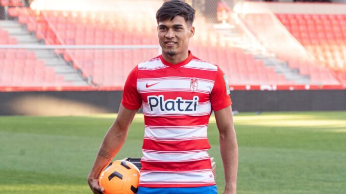 Matias Arezo, delantero de 19 años y de 1,80 cm de estatura.