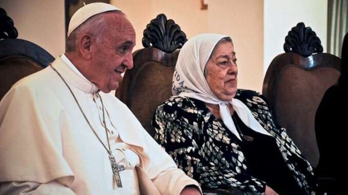 Hebe de Bonafini junto al Papa Francisco