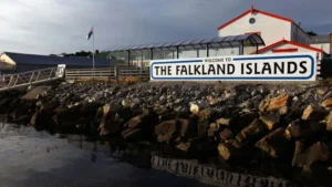 La entrada a Puerto Argentino en las Islas Malvinas 