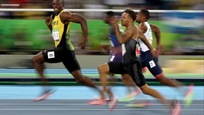 Bolt superando la prueba de los 100m en Río