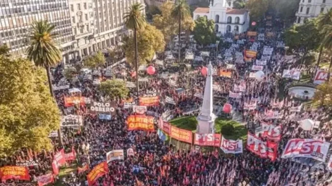 Alrededor de 100. 000 personas marchando por el día del trabajador