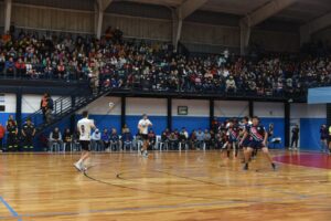 El Estadio Polideportivo Municipal colmado alentando a Los Gladiaroes.