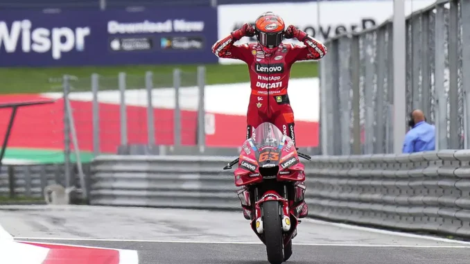 Francesco "Pecco" Bagnaia festejando su victoria.