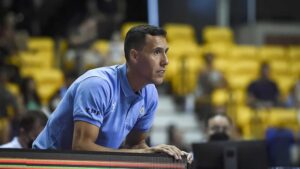 Prigioni como entrenador. Imagen: FIBA