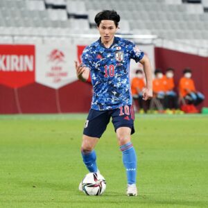 Takumi Minamino, jugando para la Selección de Japón