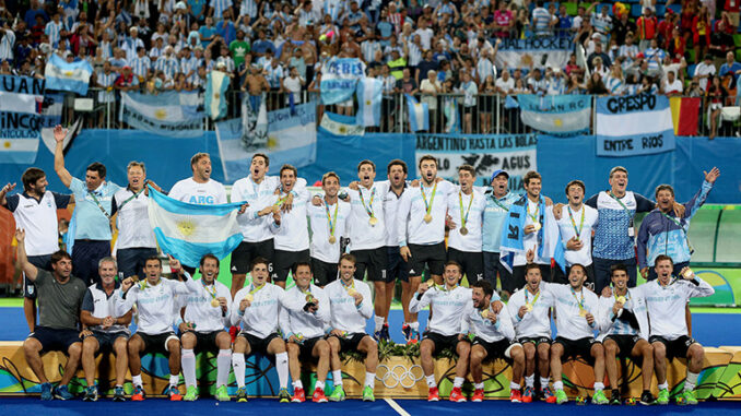 El momento en el que los leones se encuentran en el podio obteniendo la medalla dorada