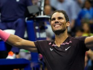 Rafa Nadal alzándose ante su público luego de derrotar notablemente al francés Richard Gasquet.