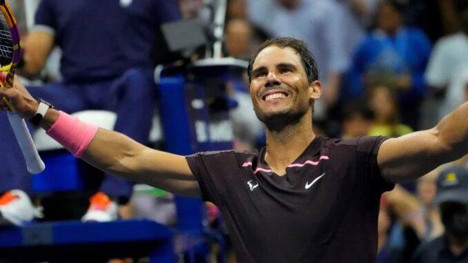 Rafa Nadal alzándose ante su público luego de derrotar notablemente al francés Richard Gasquet.