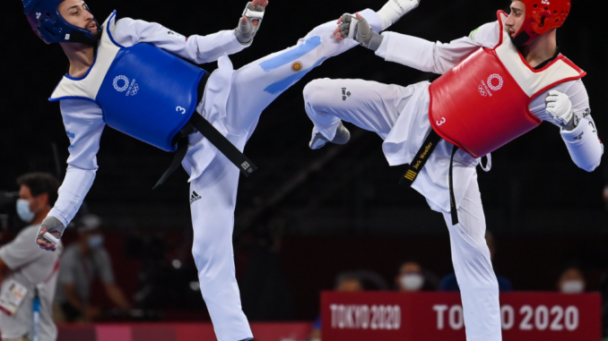 Lucas Guzmán (azul), en una batalla durante los Juegos Olímpicos de Tokio 2020.