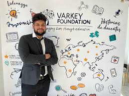 Nicolás Monzón en la sede de la fundación Varkey