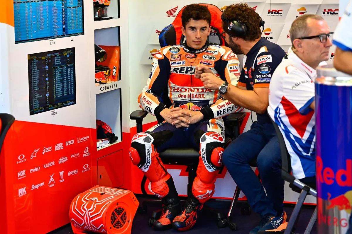 Márquez charlando con su ingeniero en los boxes.