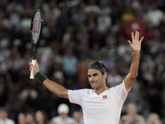 Roger Federer saluda a su público.