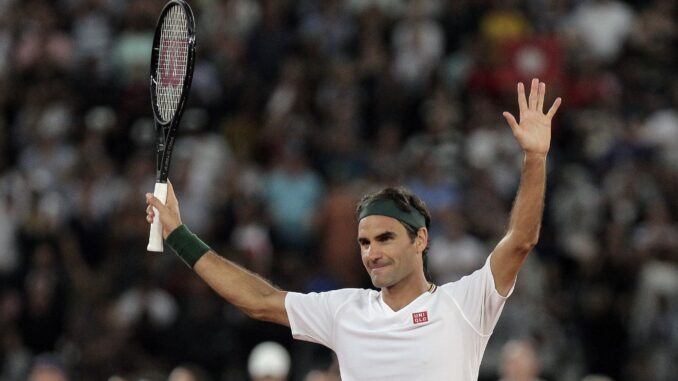 Roger Federer saluda a su público.
