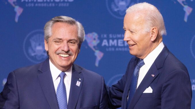 Alberto Fernandez y Joe Biden en la IX Cumbre de las Américas, en Los Ángeles, en junio de 2022 -REUTERS/Kevin Lamarque