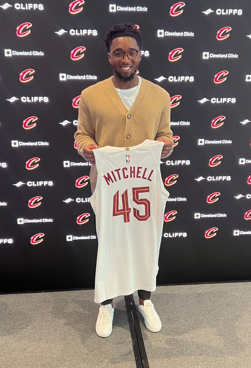 Donovan Mitchell en su presentación con Cleveland (Fuente: Cleveland.com)