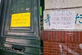 El frente de la escuela normal Nº5 con los carteles pegados por los alumnos