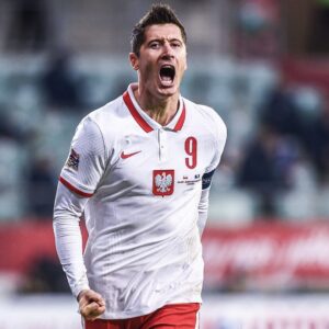 Robert Lewandowski festejando un gol con la Selección de Polonia. Via: Twitter @InvictoSomos