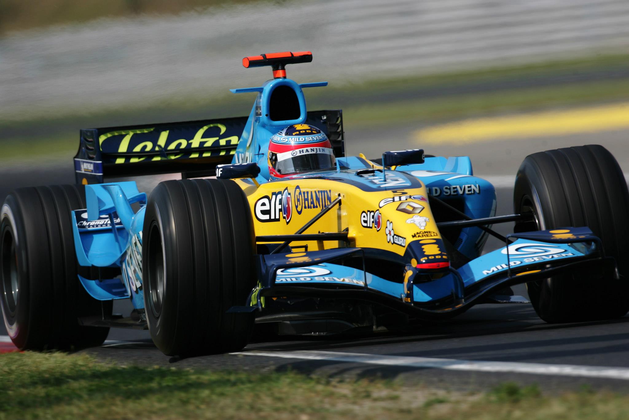 Fernando Alonso en su Renault, escudería que le daría sus dos títulos mundiales.