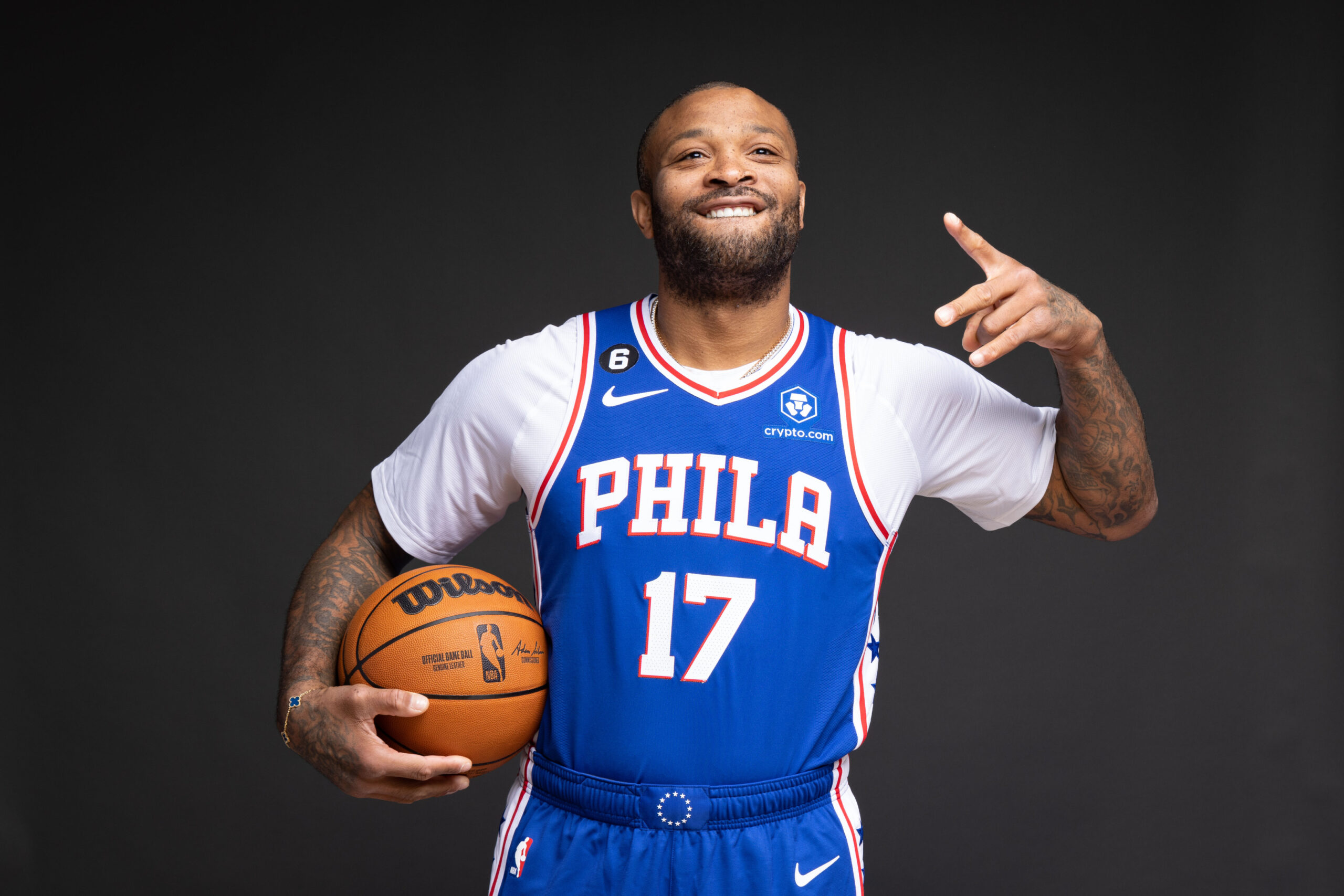 P.J. Tucker posando con la camiseta de los 76ers (Fuente: The Sixers Sense)