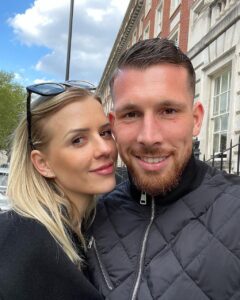 Pierre-Emile Højbjerg junto con su esposa