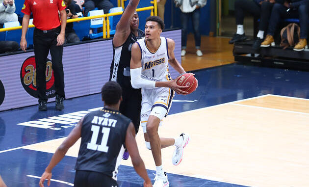 Victor Wembanyama disputando el partido de ayer frente a Limoges.