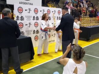 El momento exacto de la entrega del trofeo para Francisco