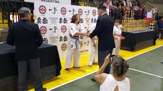 El momento exacto de la entrega del trofeo para Francisco