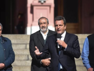 Massa junto a Carlos Acuña, Héctor Daer y Pablo Moyano, cotitulares de la CGT.