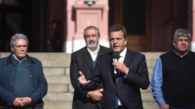 Massa junto a Carlos Acuña, Héctor Daer y Pablo Moyano, cotitulares de la CGT.