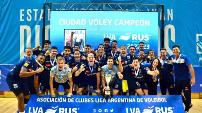 El equipo de Ciudad festejando con la Copa