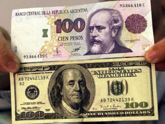 El peso por encima del dólar, esta imagen es ficción. (El Cronista)