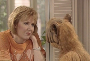 Anne Schedeen observando a ALF en un capítulo de la serie