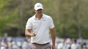 Koepka en el momento exacto de la ejecución de uno de los golpes que le permitieron el título. Foto: Titulares.ar