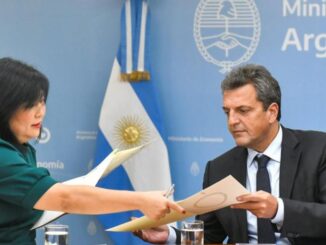 Massa reunido firmando un nuevo préstamo con los representantes del BID.