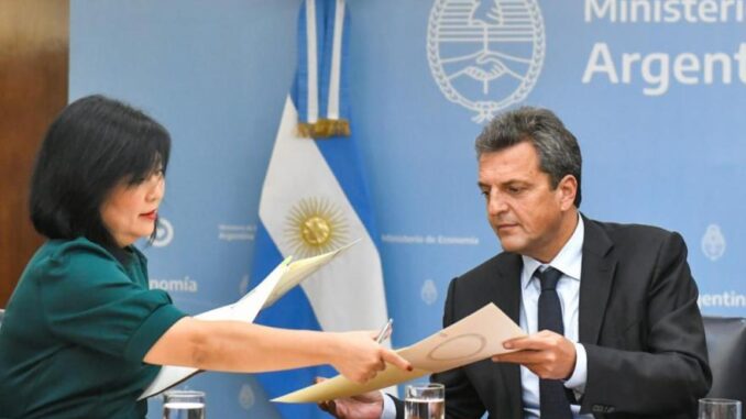 Massa reunido firmando un nuevo préstamo con los representantes del BID.