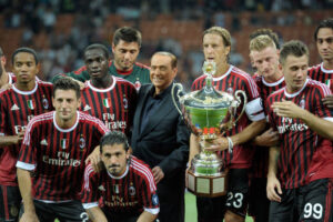 Berlusconi junto a su equipo, el Milan